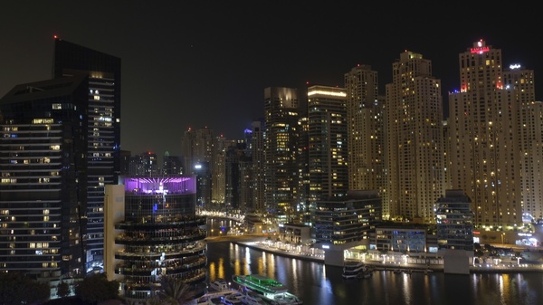 Dubai Marina bei Nacht.jpg
